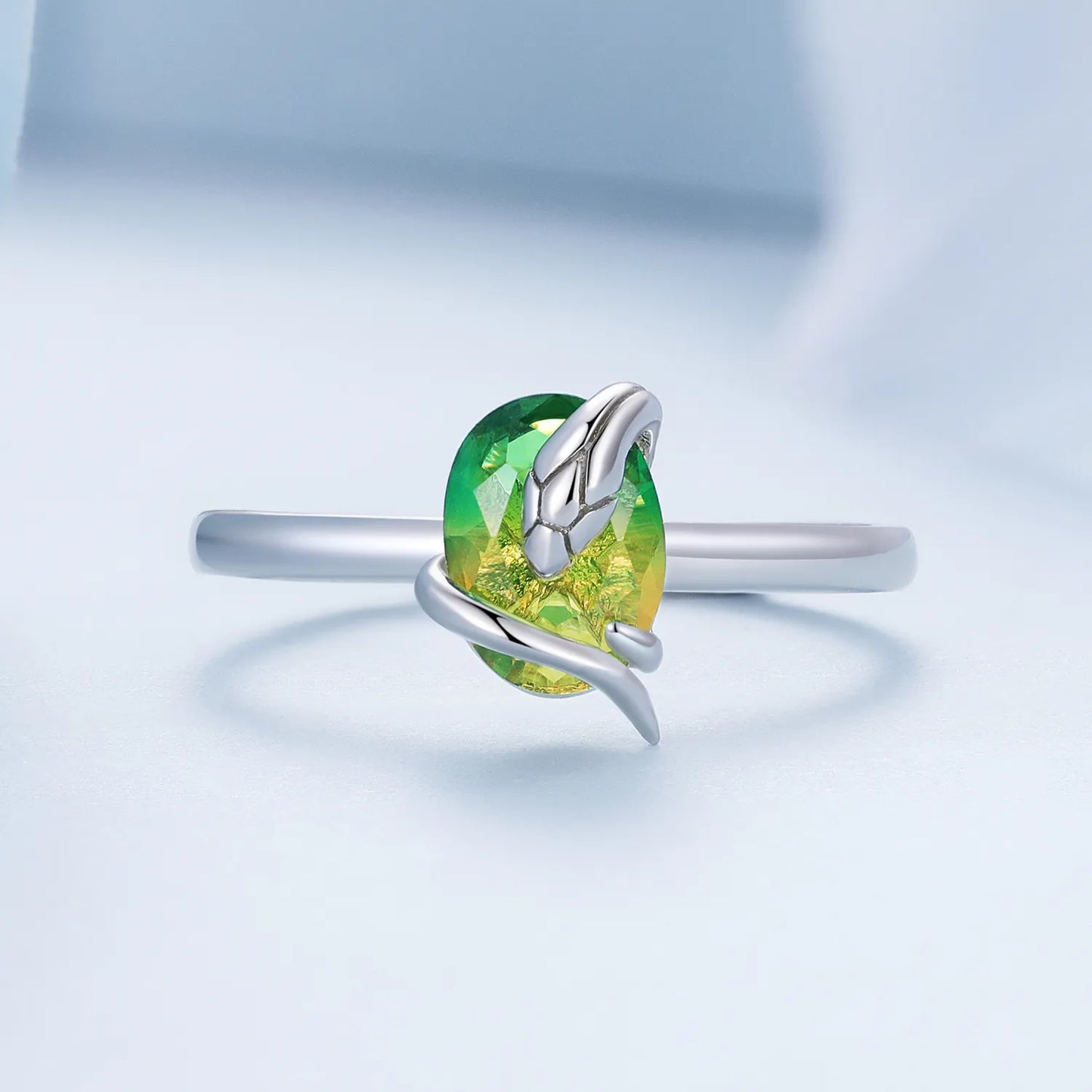 Orm omfamnar skatten, reglerbar ring, Grön gul glas, S925