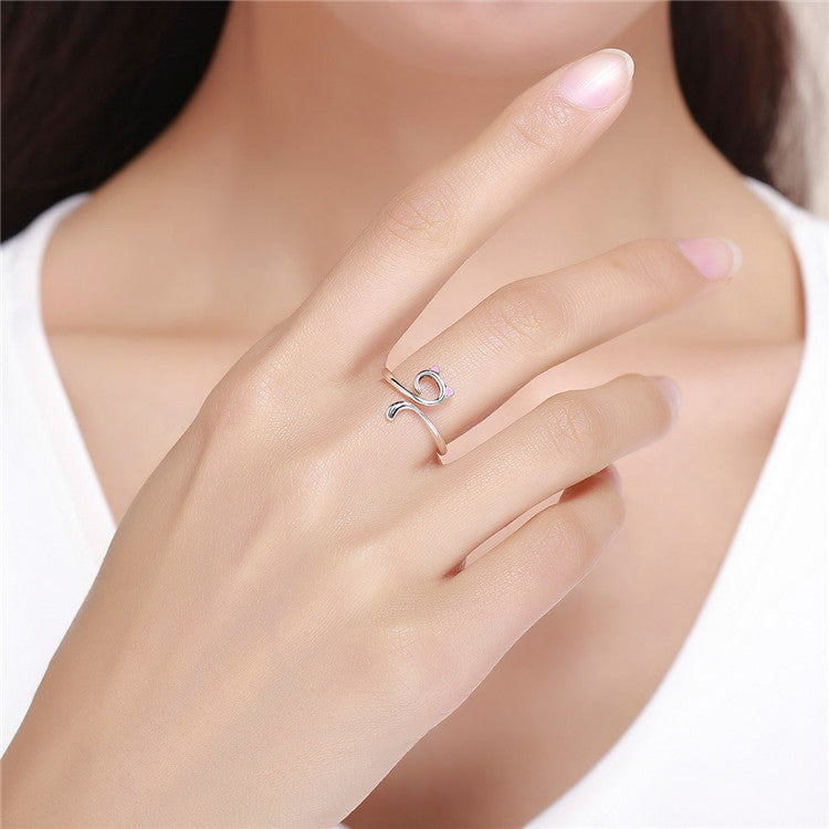 sterling silver öppen ring på fingret. smycke, katt med rosa öron