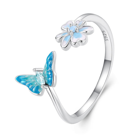 En öppen ring med motivet fjäril och blomma, emaljerad och har zirkonia stenar